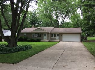 8 Hickory Ln, Algonquin, IL 60102