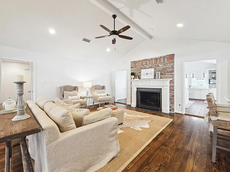 737 Country Ln — Photo 12