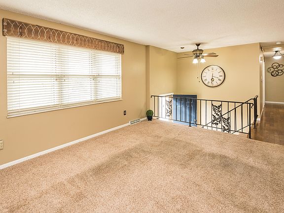 4th image of 121 Valley View Dr
