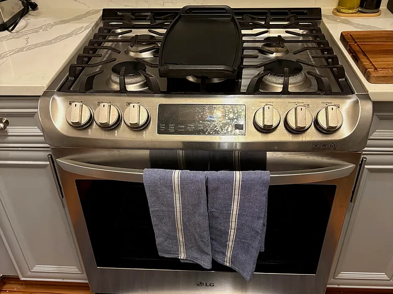 LG Gas Range w/ 6 Burners and Griddle.