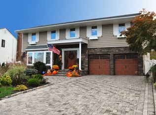 21 Bridle Path, Roslyn, NY 11576