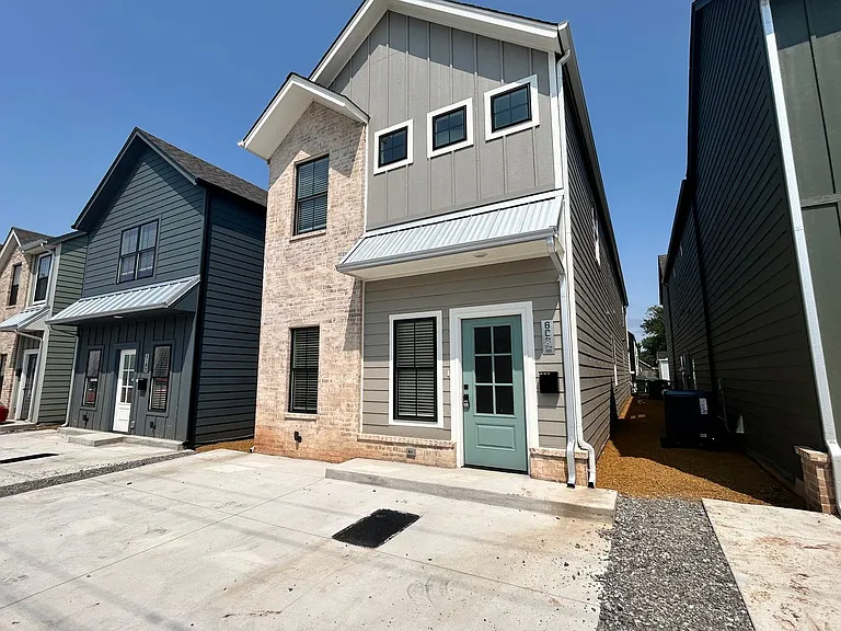 608 W 2nd St #110 — Photo 2