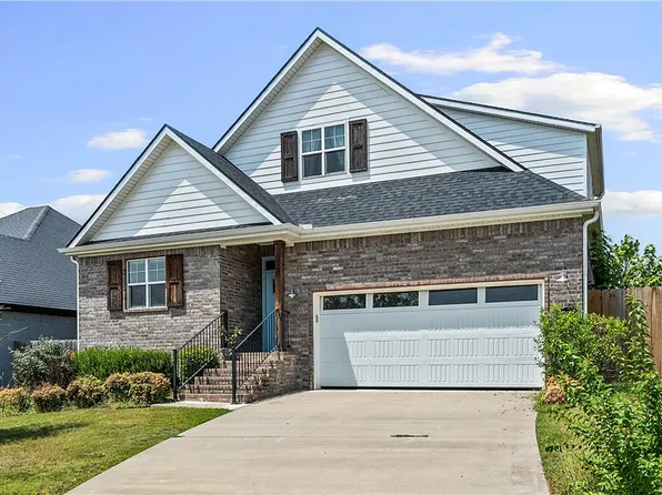 2763 N Chapel Dr, Fayetteville, AR 72704
