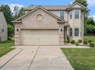 902 Deer Valley Rd, Holly, MI 48442