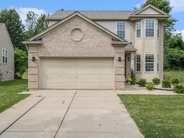 902 Deer Valley Rd, Holly, MI 48442
