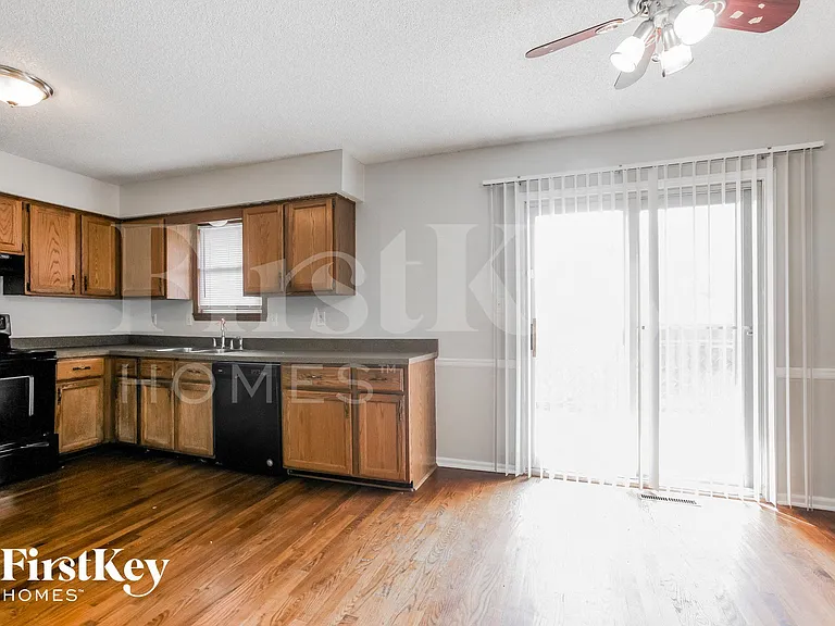 606 NE Park Cir — Photo 5