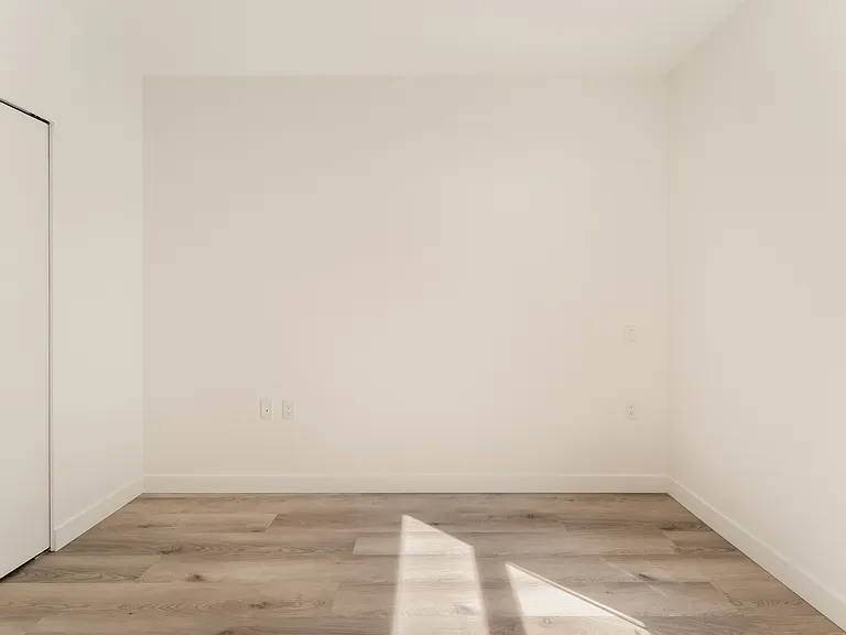 2762 Lonsdale Ave — Photo 55