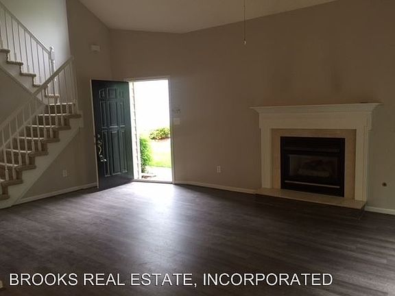 2nd image of 3825 Cromwell Ln
