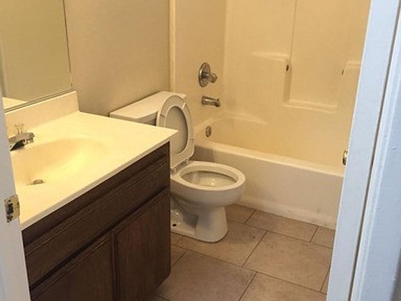 4th image of 14015 Spruce St #D
