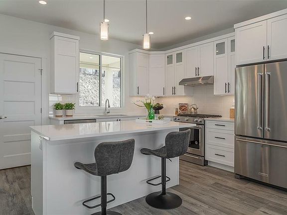 3rd image of 1583 Summer Cres