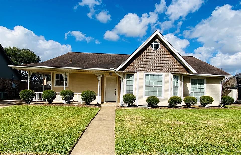1st image of 302 Yorkshire Ct