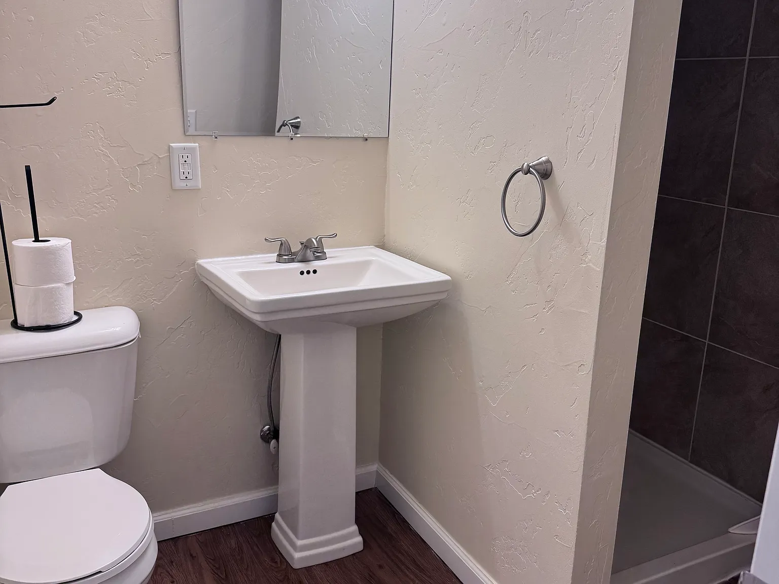 519 W Railroad Ave — Photo 3