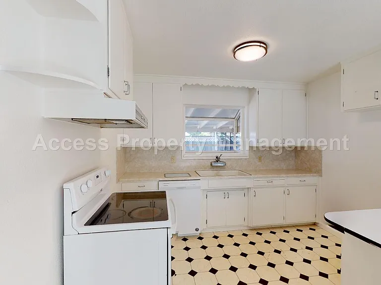1002 Phelps Ave — Photo 5