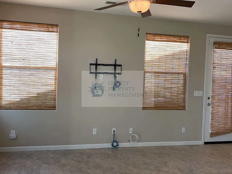 3042 Mount Rainier Ln — Photo 3