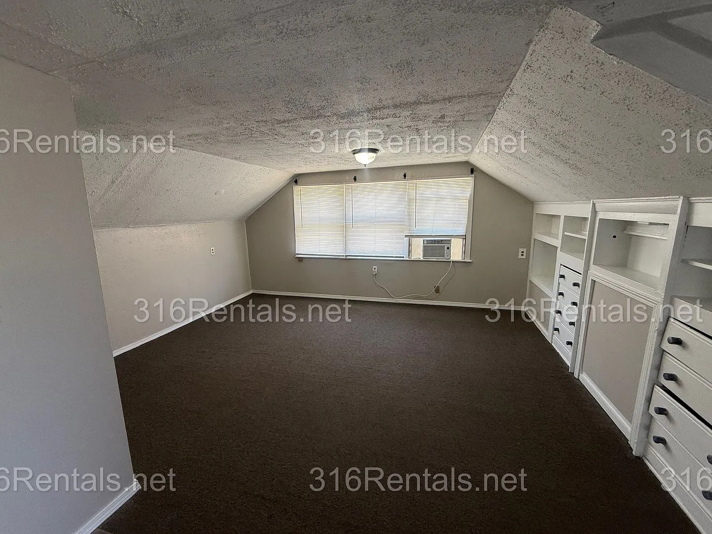 $550 - Upstairs Studio Apartment — Photo 3
