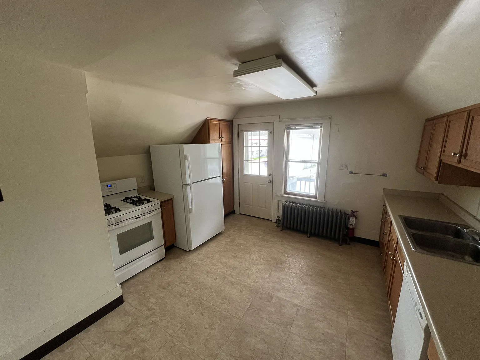 4 bed, 100 sqft, $1,940 — Photo 3