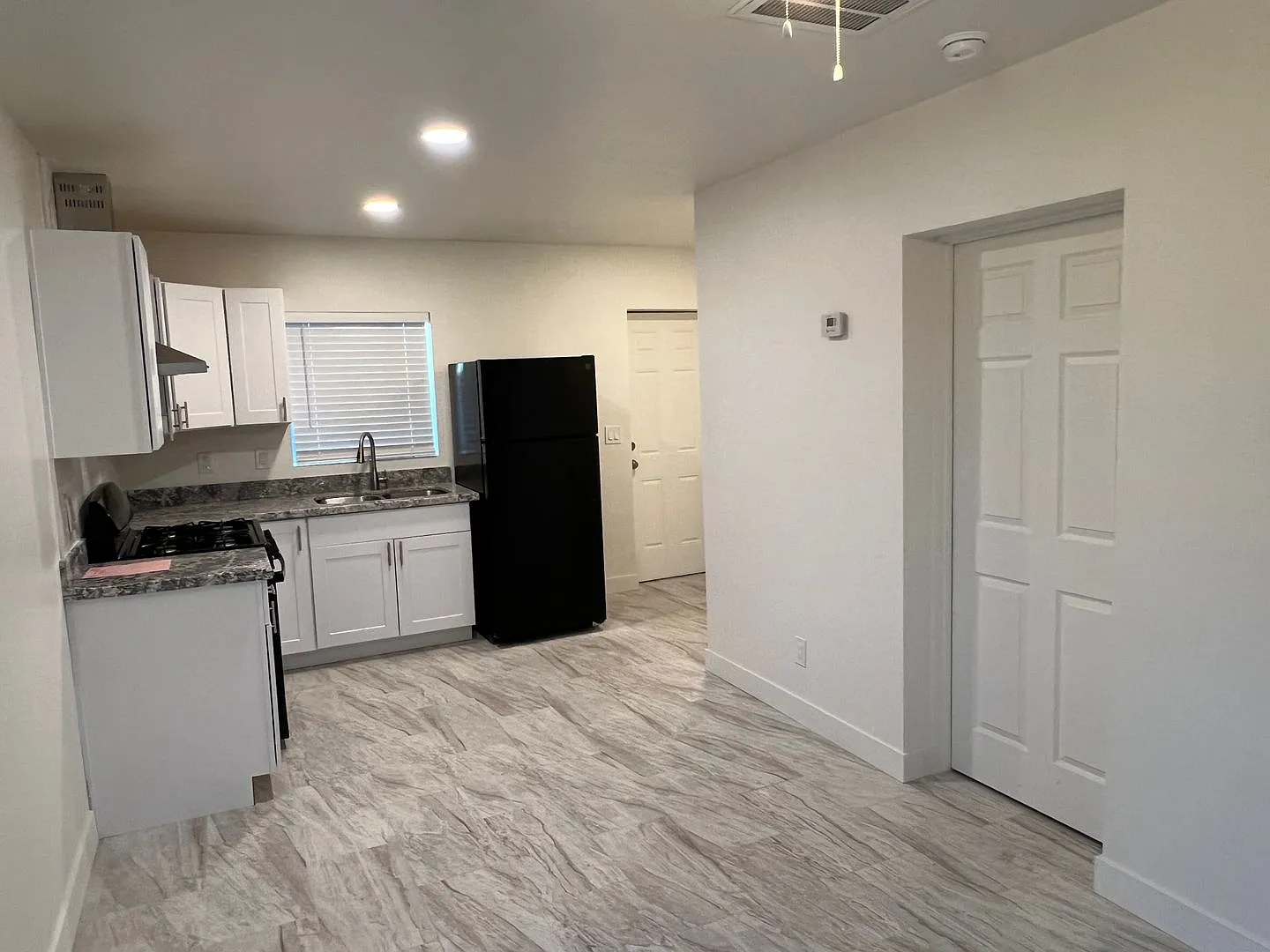 Recently Remodeled 1 Bed. Apt. Near Shopping & Public Transportation — Photo 2