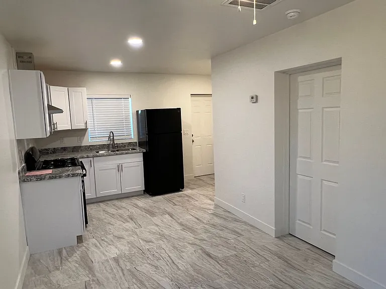 2206 S 5th Ave — Photo 2