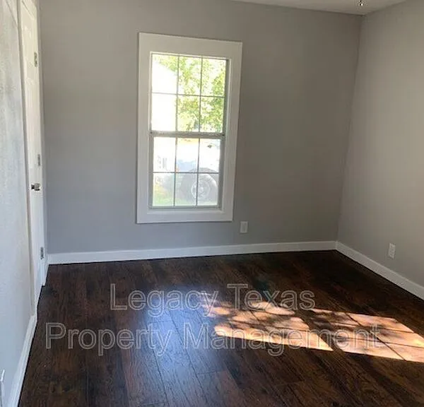 442 Bales St — Photo 5