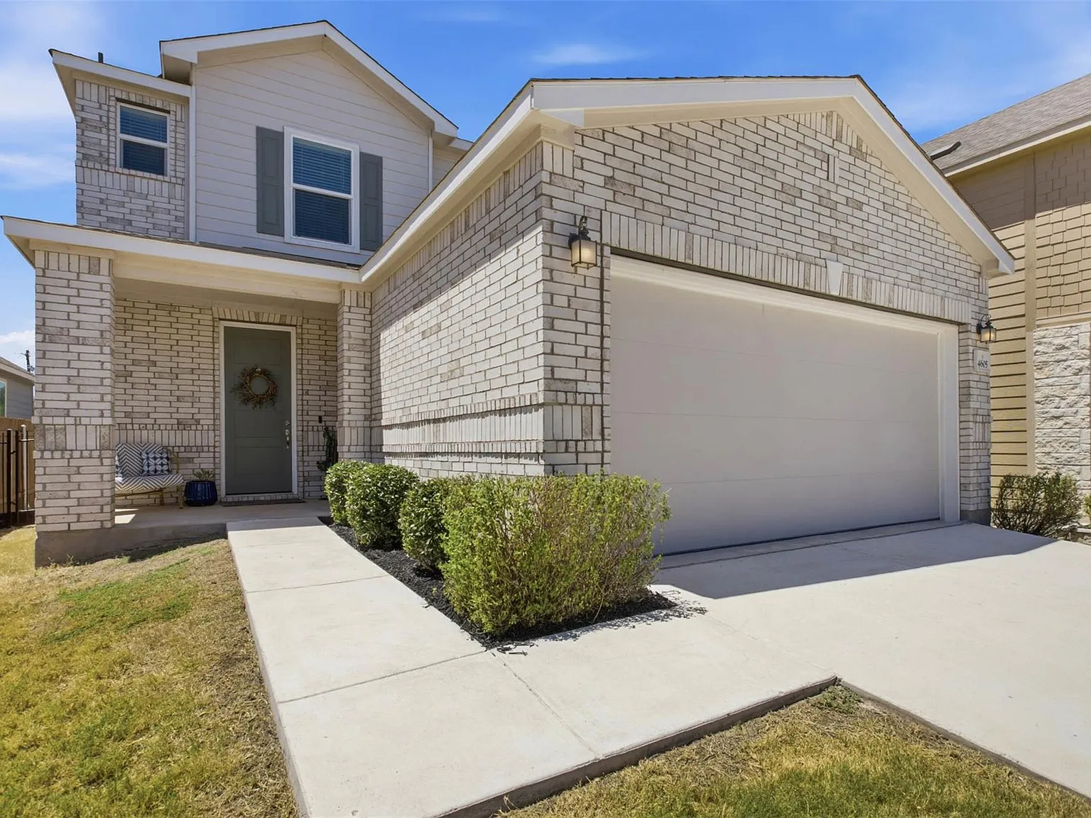 4 bed, 2.5 bath, 2568 sqft, $2,700 — Photo 2