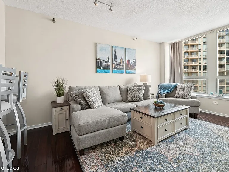 600 N Kingsbury St #1004 — Photo 6