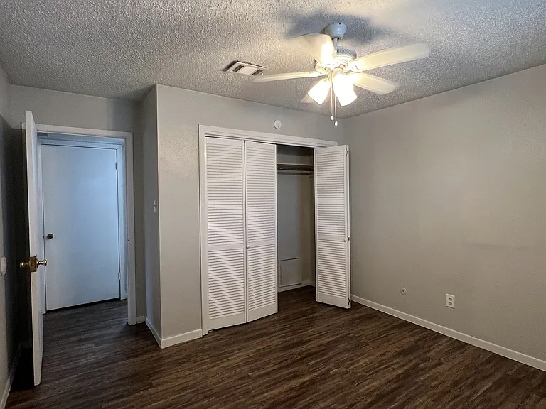 2106 Avenue K #4 — Photo 28