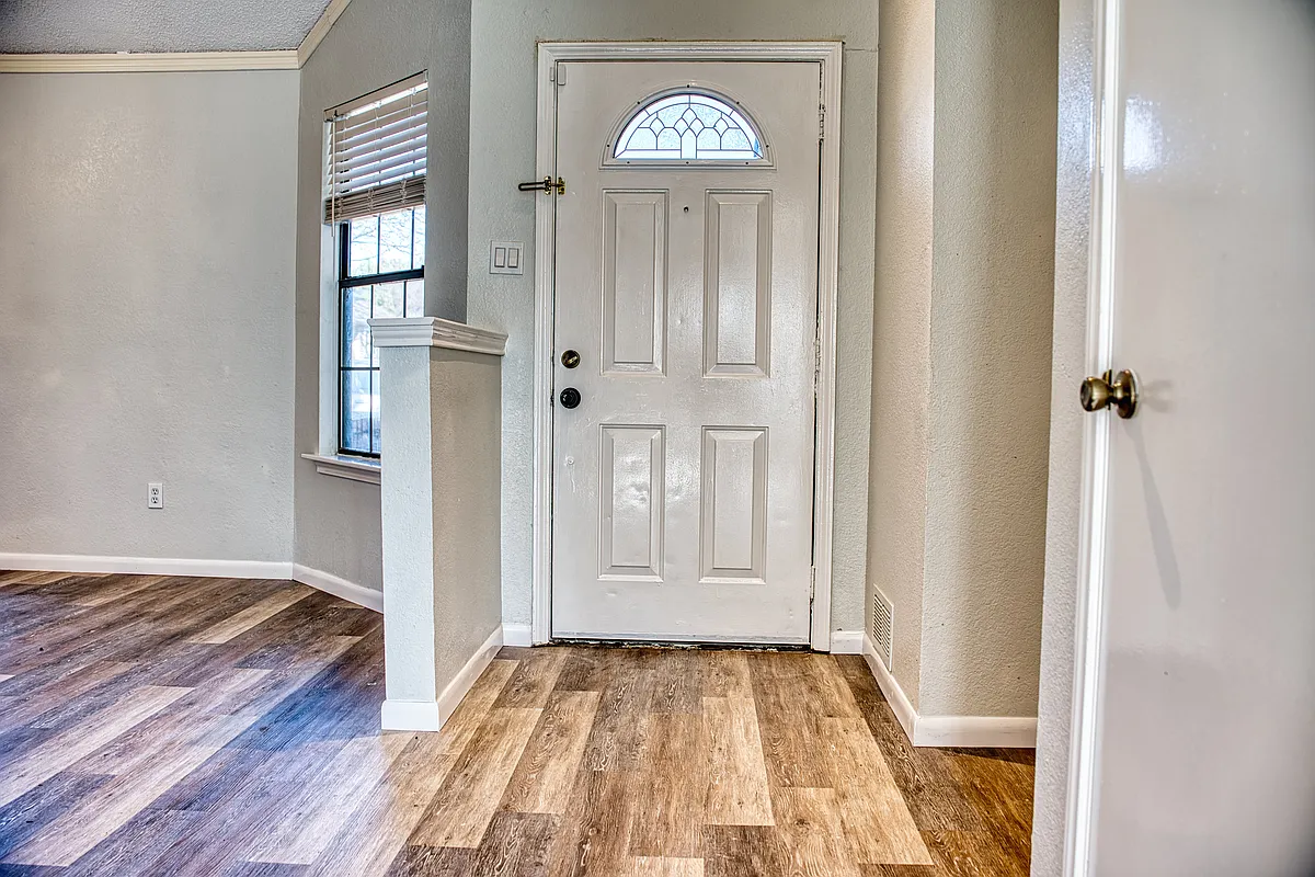 Entrance Door/Foyer - 1528 Mayflower Dr
