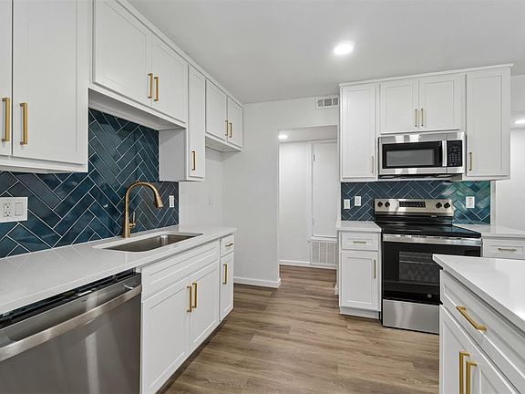 4th image of 208 N English Dr