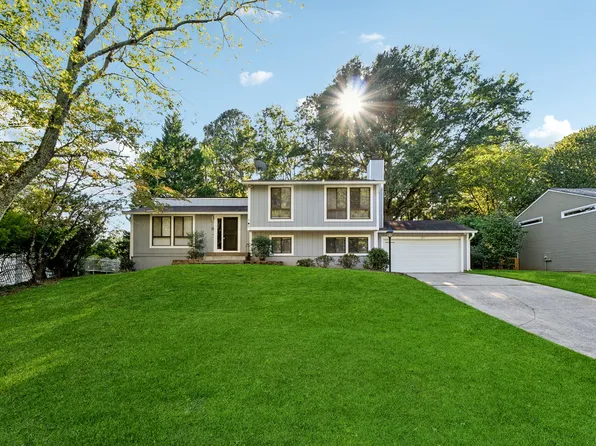 9795 N Pond Cir, Roswell, GA 30076