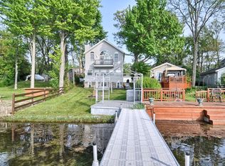 1062 Round Lake Rd, White Lake, MI 48386