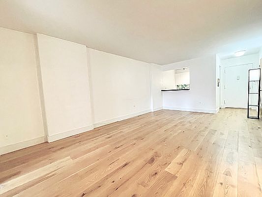 5th image of 222 W 14th St APT 5A