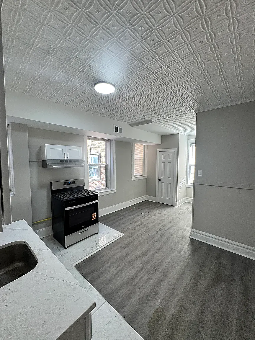 3 bed, $2,000 — Photo 2