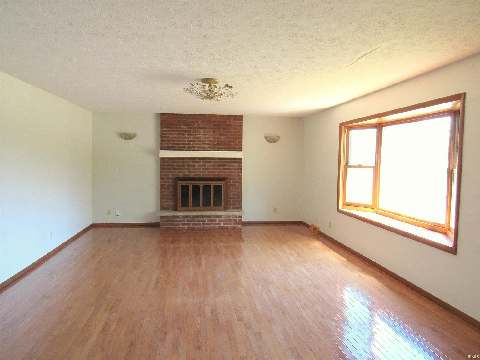 3 bed, 2.0 bath, 2278 sqft, $2,200 — Photo 2