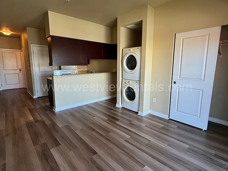 200 E Maple St — Photo 306