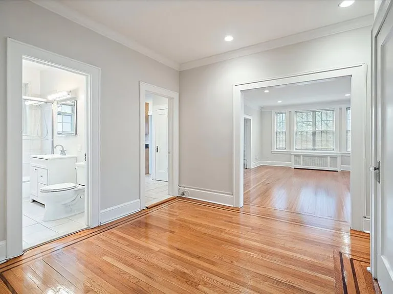 Worthington House Apartments — Photo 32