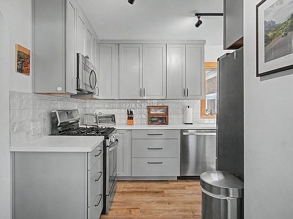 5th image of 22 Davis Parkway