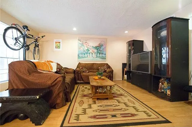 2401 Leon St #300 — Photo 9
