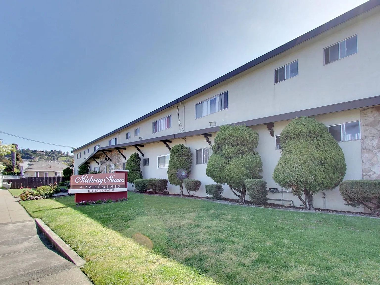 Midway Manor Apts. — Photo 4