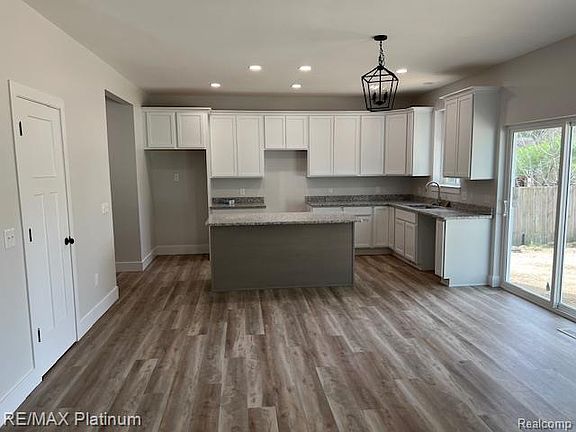 5th image of 9400 Roland Dr