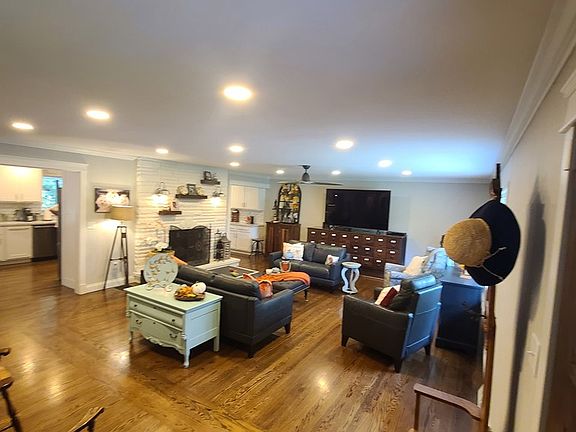 3rd image of 128 Crystal Dr