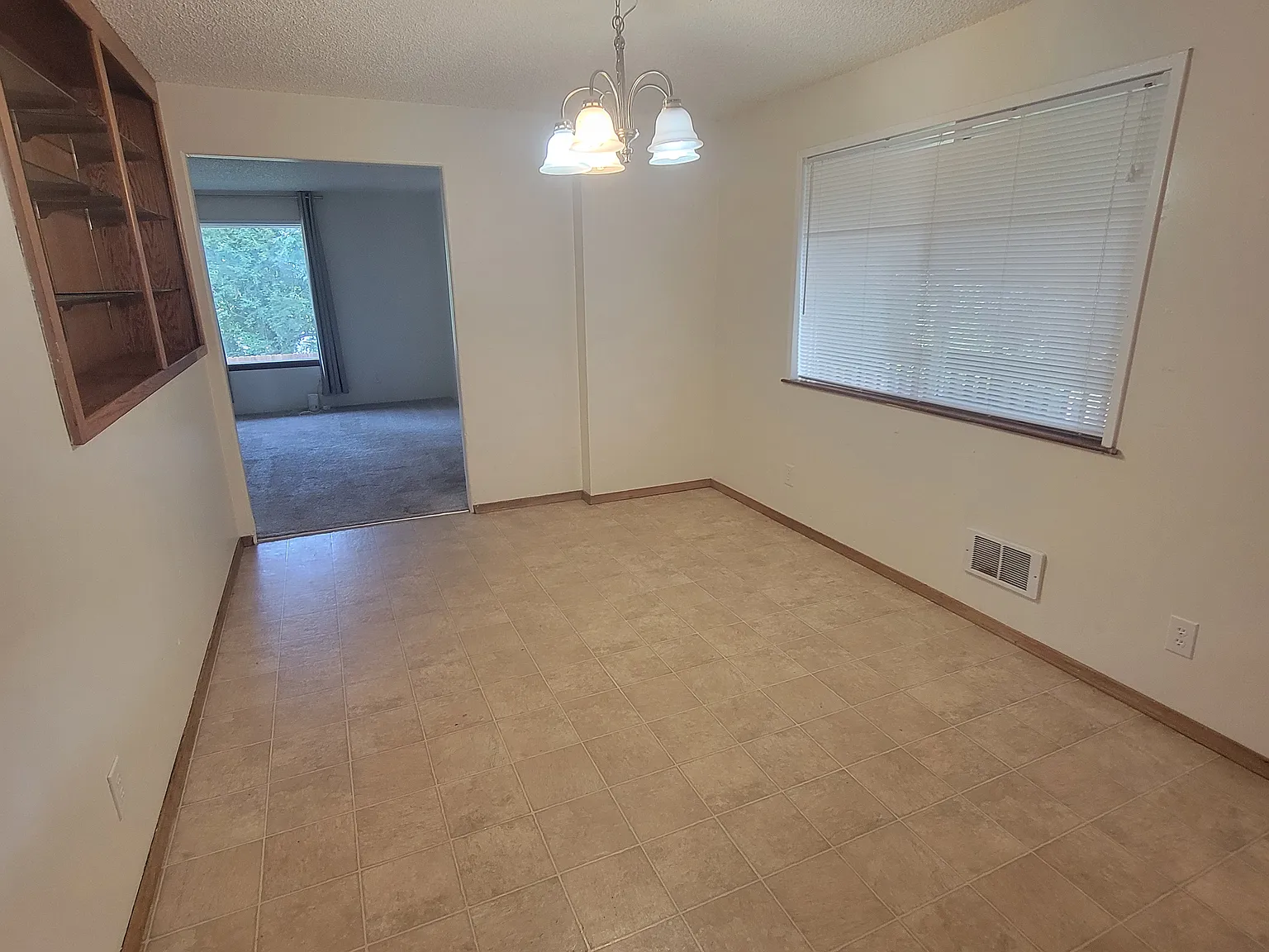 5 bed, 2150 sqft, $2,895 — Photo 4