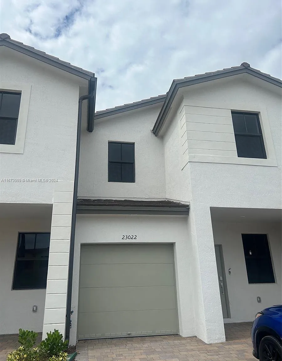 4 bed, 2.5 bath, $3,150 — Photo 1