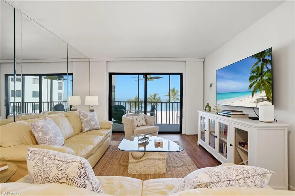 2 bed, 1.5 bath, 871 sqft, $9,250 — Photo 2