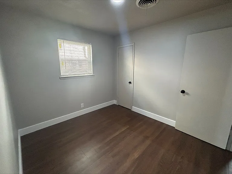 818 W Texas St — Photo 14
