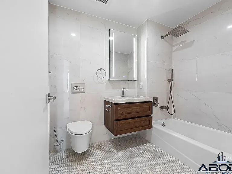 21 Meserole St #403 — Photo 8