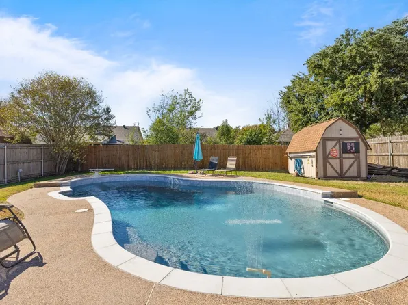 8221 Mark Ln, Watauga, TX 76148