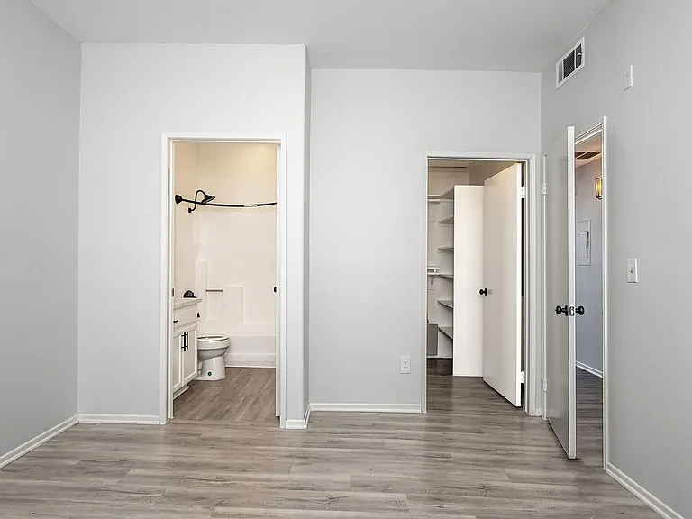 520 N Hollywood Way — Photo 12