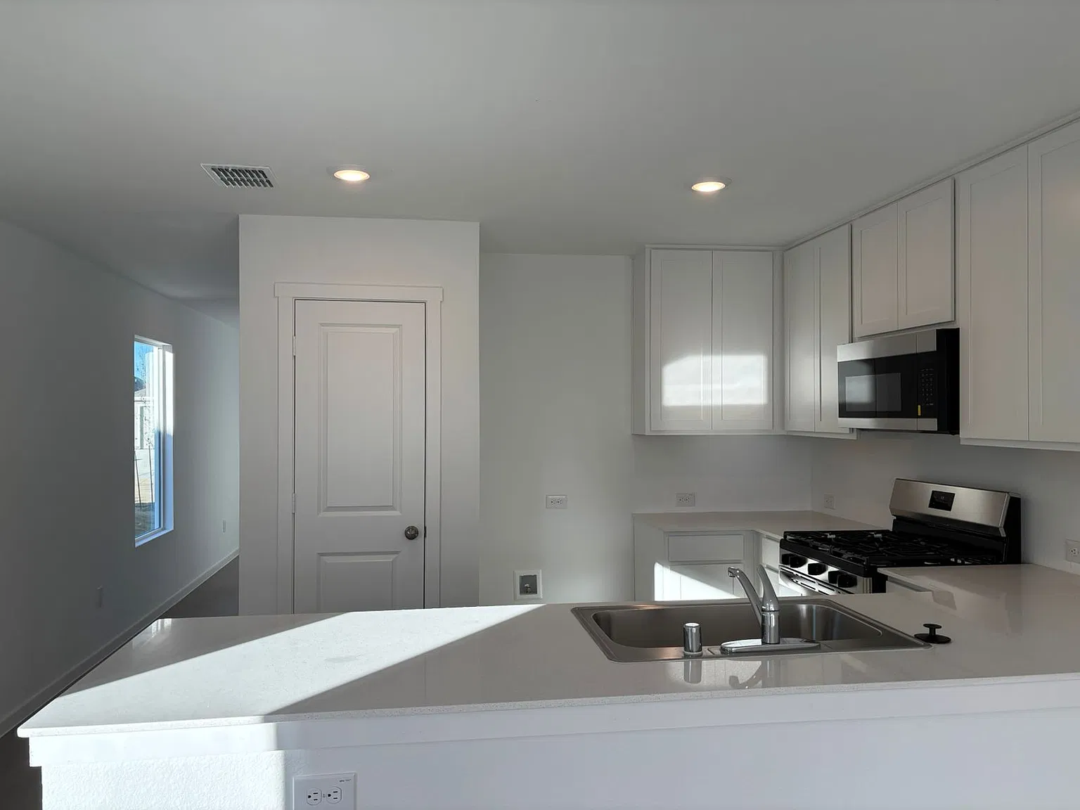 4 bed, 1600 sqft, $1,995 — Photo 2