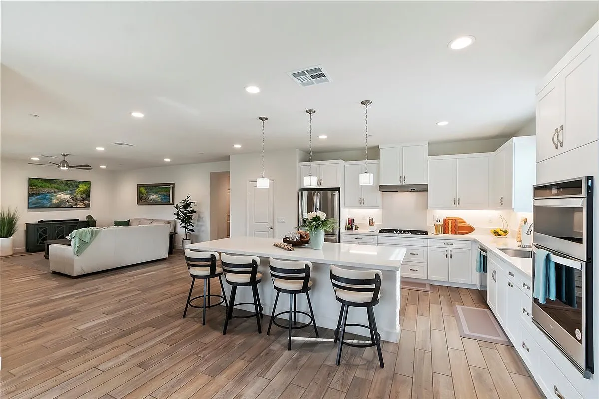 3 bed, 2333 sqft, $10,000 — Photo 3