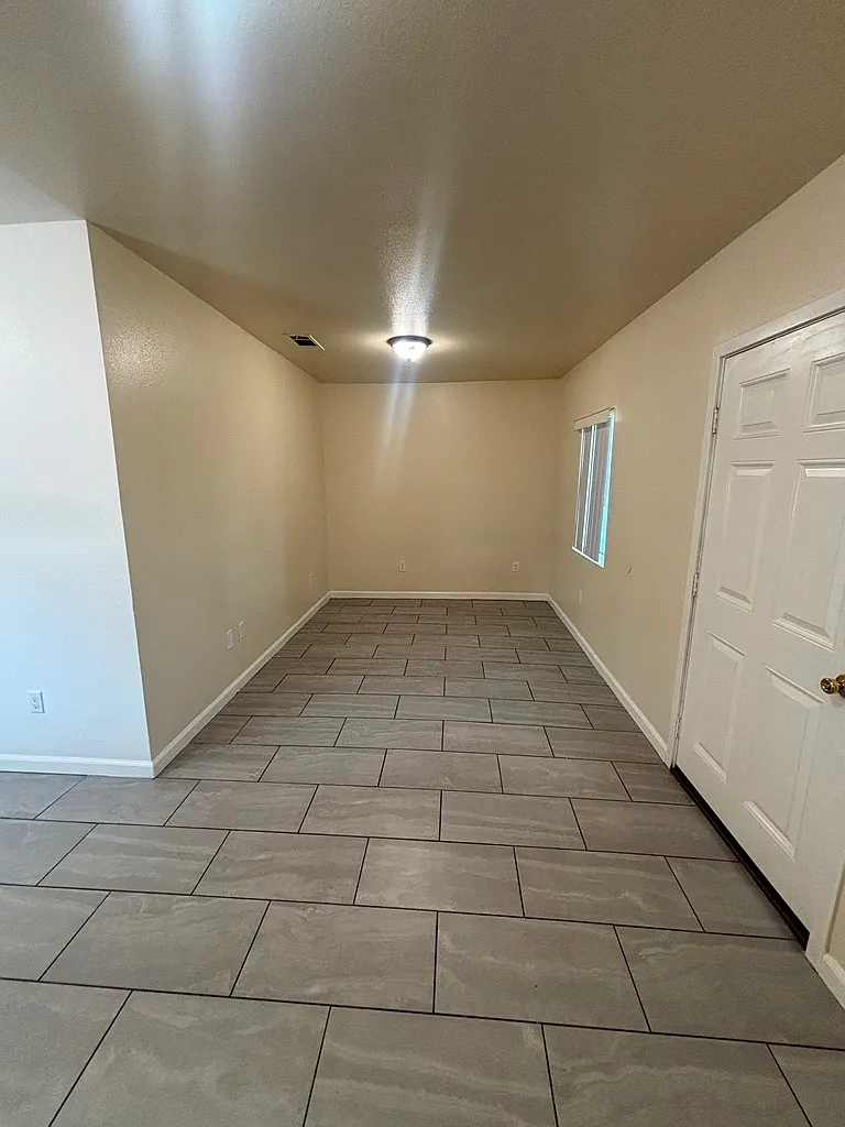 3 bed, 853 sqft, $3,300 — Photo 4